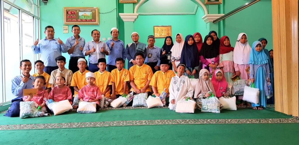 Pegawai KPP Kalideres bersama anak-anak yatim