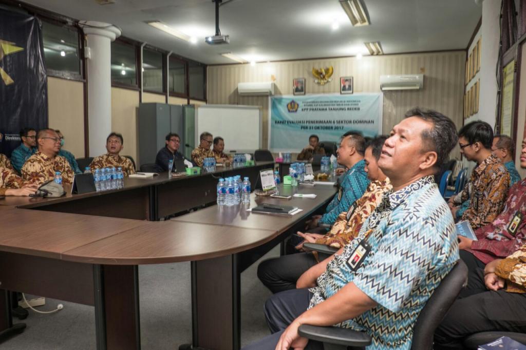 Pegawai memperhatikan strategi DJP tahun 2018 dengan seksama.