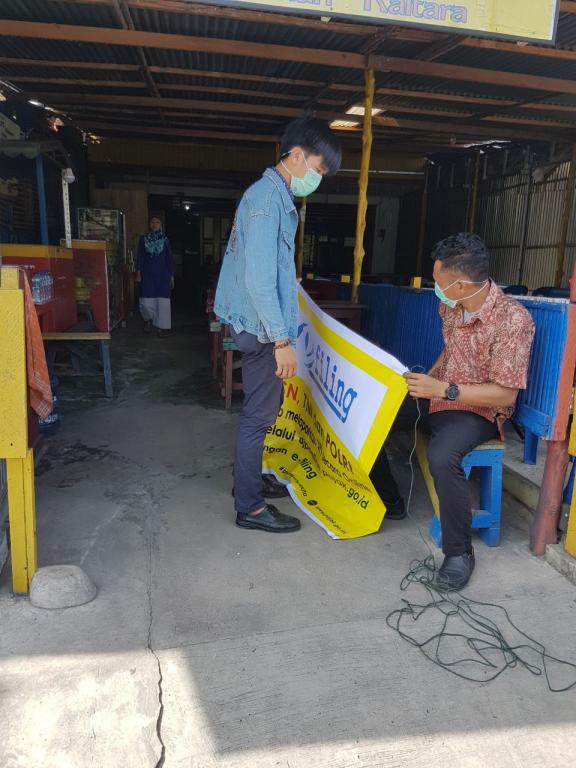 persiapan pemasangan spanduk oleh petugas KP2KP Nunukan