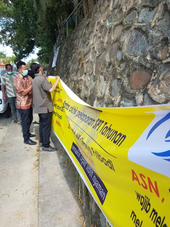prosesi pemasangan spanduk oleh petugas KP2KP Nunukan