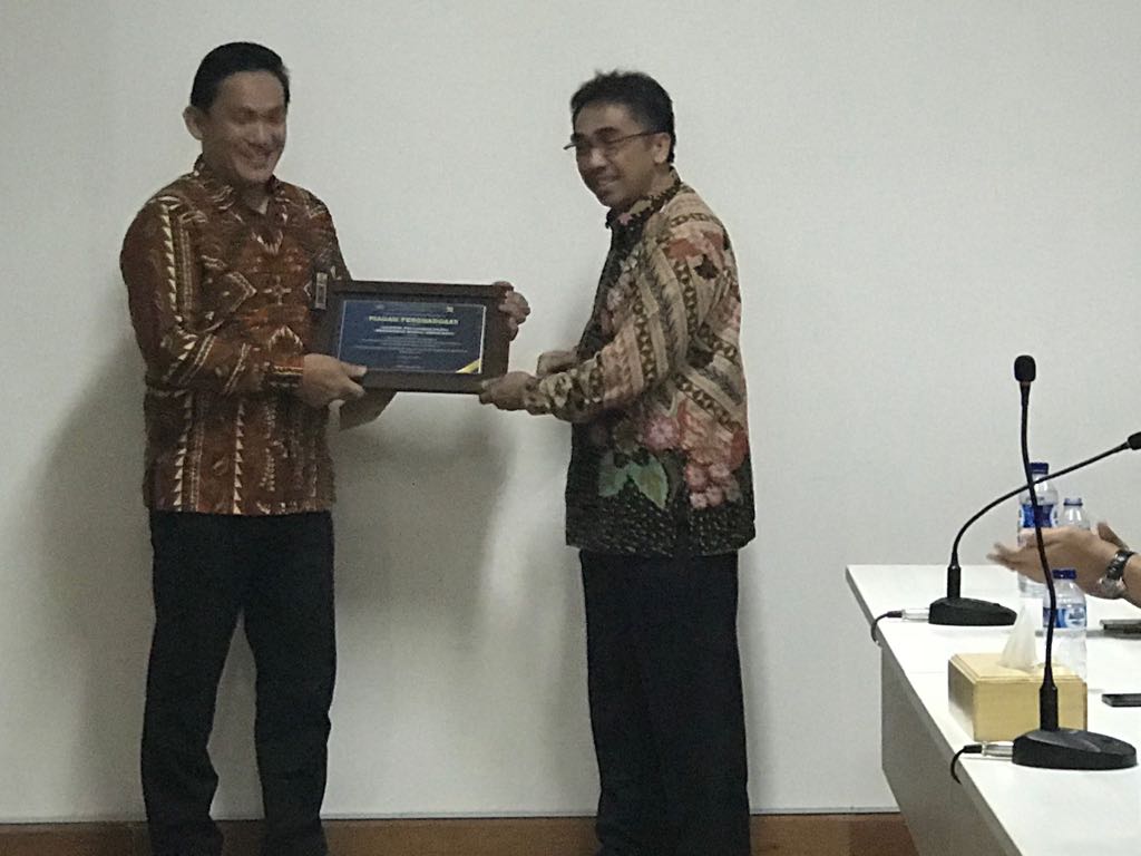 Kepala Bidang P2Humas Kanwil DJP Jakarta Khusus menyerahkan piagam penghargaan kepada Kepala Seksi Pelayanan KPP PMA Satu