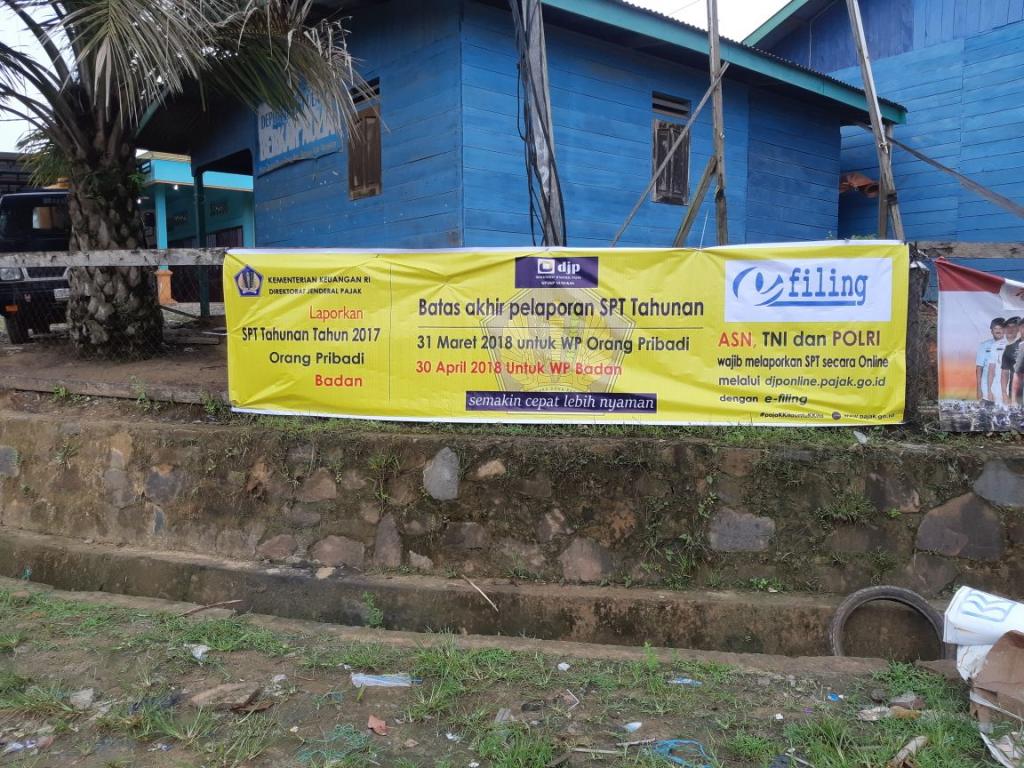 Pemasangan Spanduk di Jalan Utama Tulin Onsoi