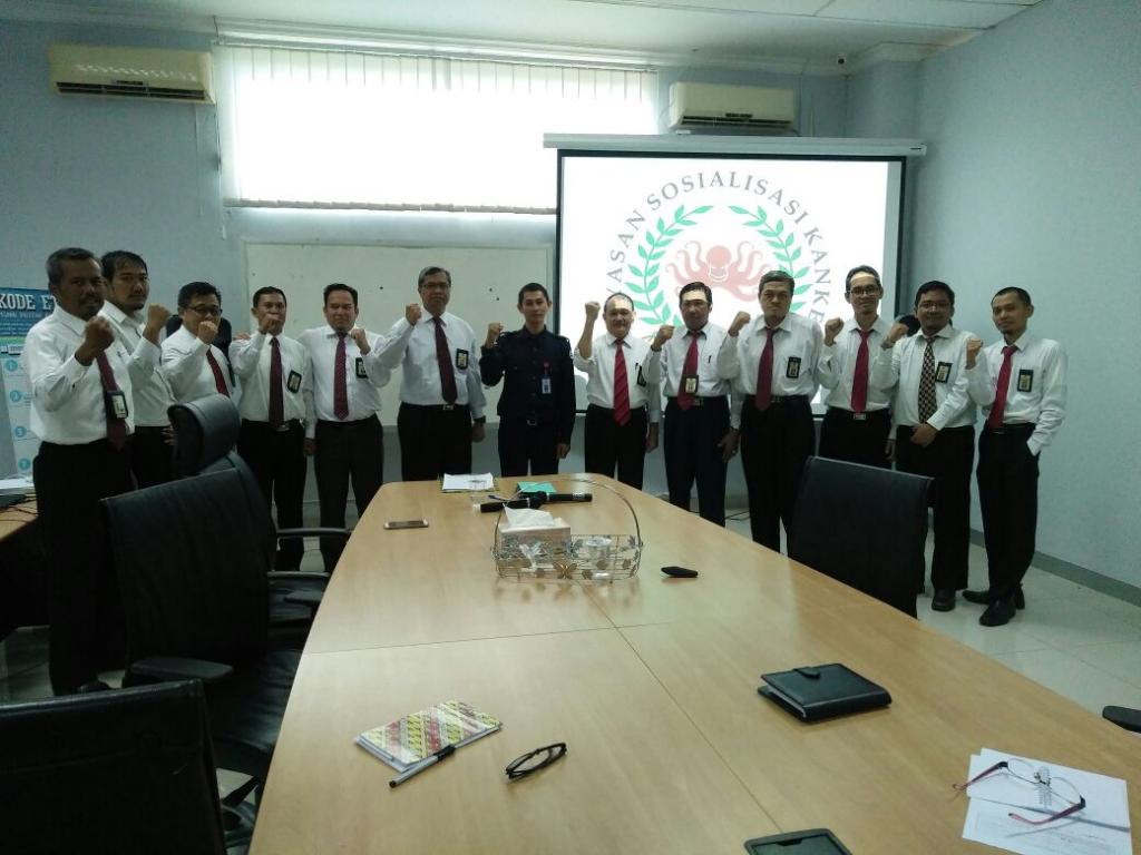 Foto bersama sebagai penutup acara sosialisasi.