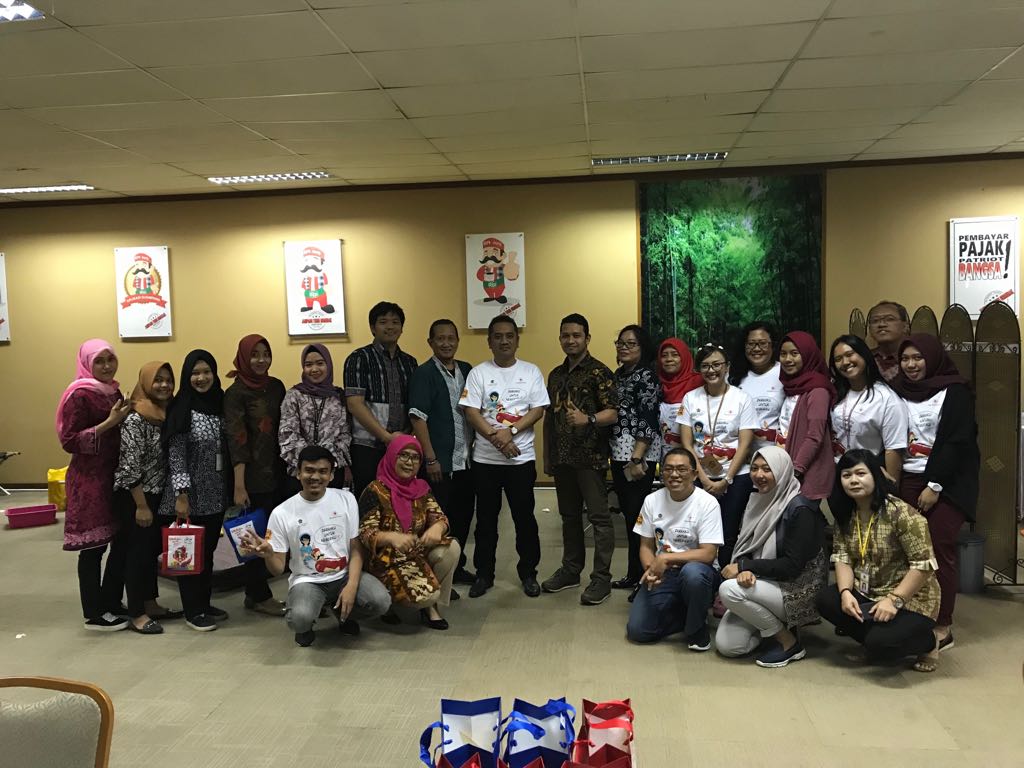 Foto bersama peserta donor darah dengan Kepala Kantor KPP Jakarta Mampang Prapatan