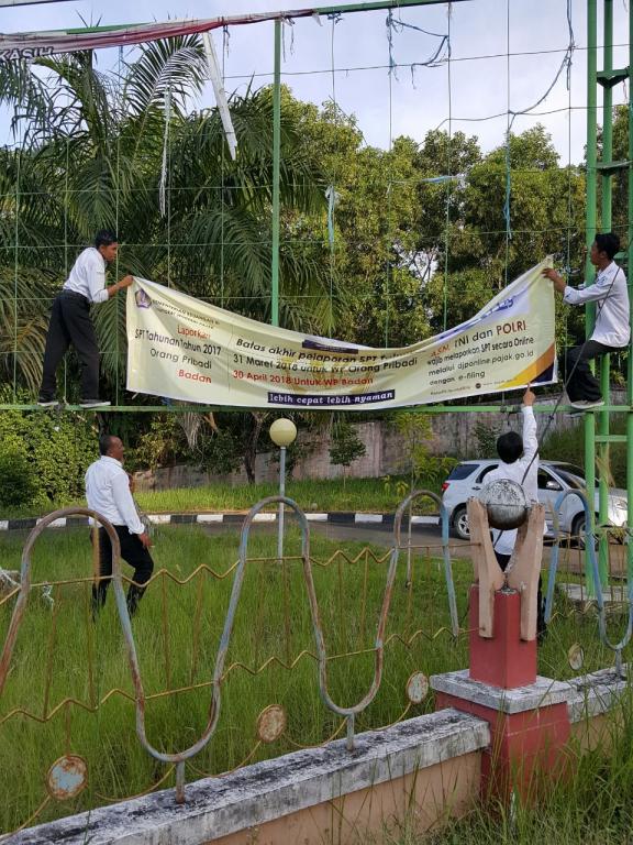 Prosesi Pemasangan Spanduk di depan Kantor Bupati Nunukan