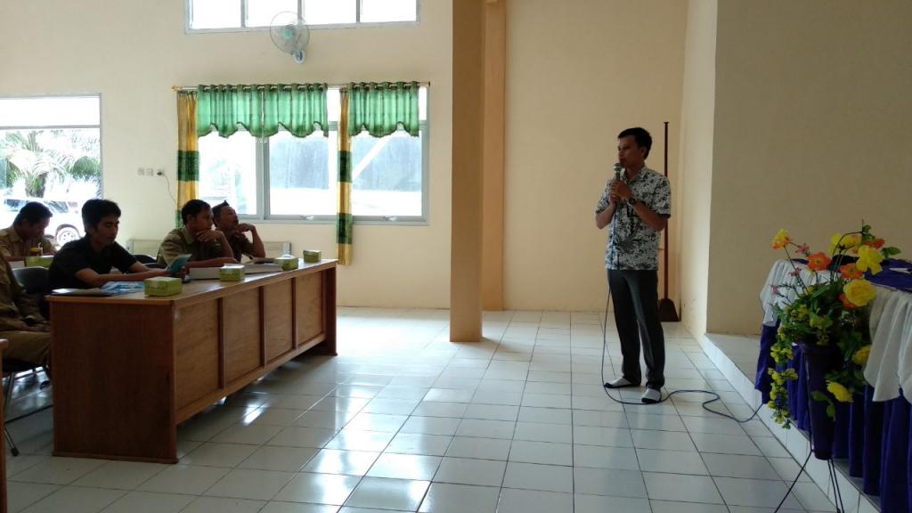 Penyampaian materi kewajiban perpajakan Bendahara Desa oleh Kepala KP2KP Tanah Grogot