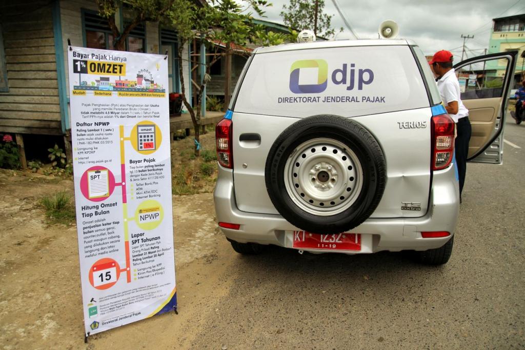 Mobil pajak terparkir di depan toko milik wajib pajak