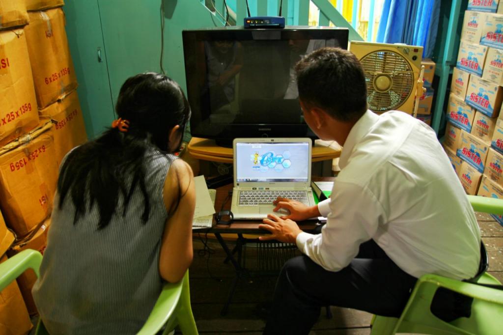 Pelaksana KP2KP membantu pengisian e-SPT wajib pajak