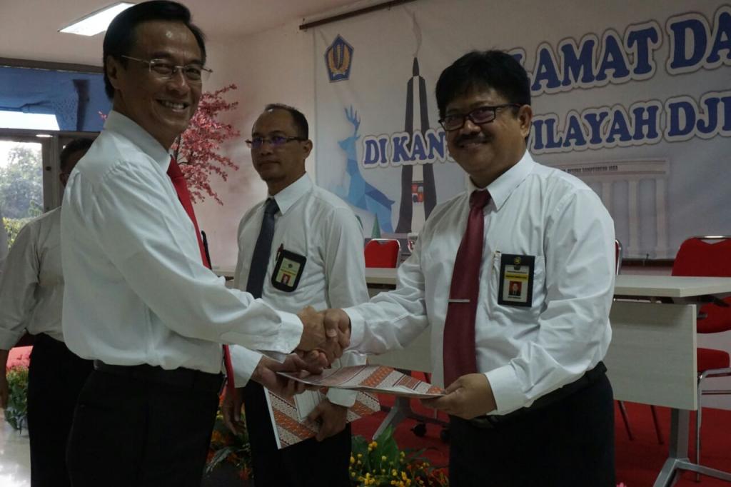 Pengukuhan kepada Deni Hendana selaku Kepala KPP Pratama Depok Cimanggis