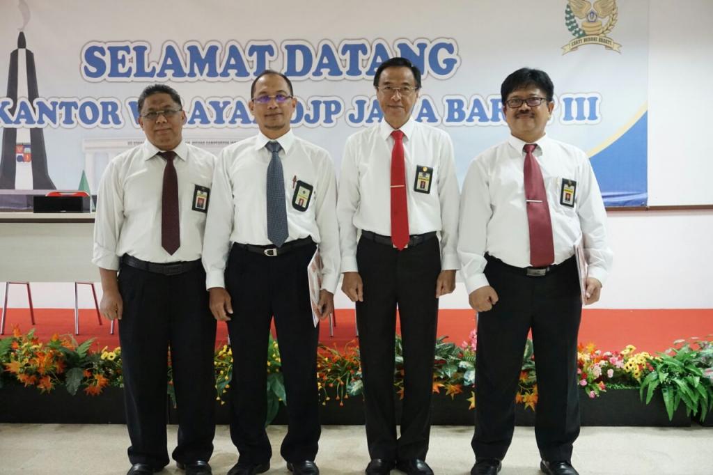 Perwakilan Kantor Pembangunan Zona Integritas bersama Kepala Kanwil DJP Jawa Barat III dan Kepala Bagian Umum dan KI
