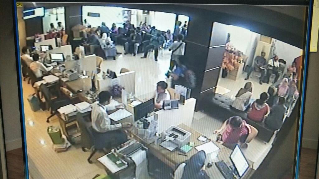 Tampilan CCTV hari Senin (19/02) dari pukul 08.00 WIT hingga pukul 15.00 WIT menunjukkan wajib pajak masih ramai mengantri