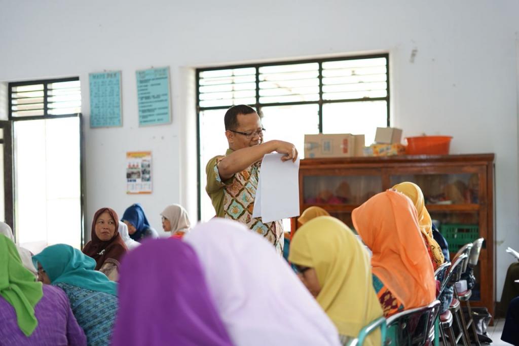 Pemateri menjawab pertanyaan peserta