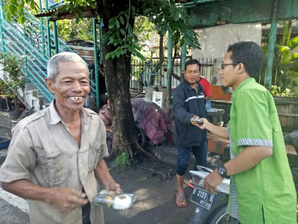 Aksi sosial pegawai Kanwil DJP Jateng I dalam sebungkus nasi