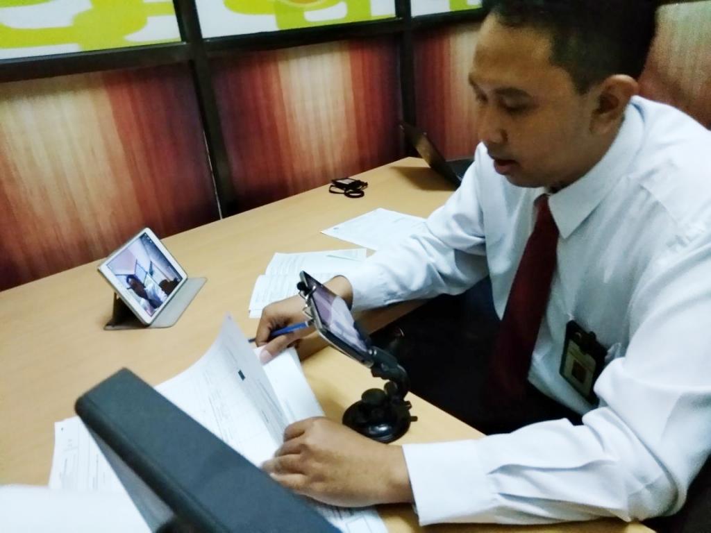 Petugas Penyuluh KPP Pratama Gresik Utara Irwan Sugianto, melangsungkan penyuluhan secara live via Instagram