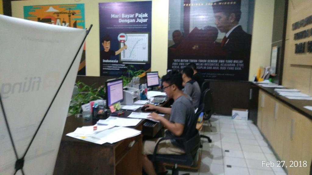 Peserta OJT Membantu Penerimaan SPT Kolektif