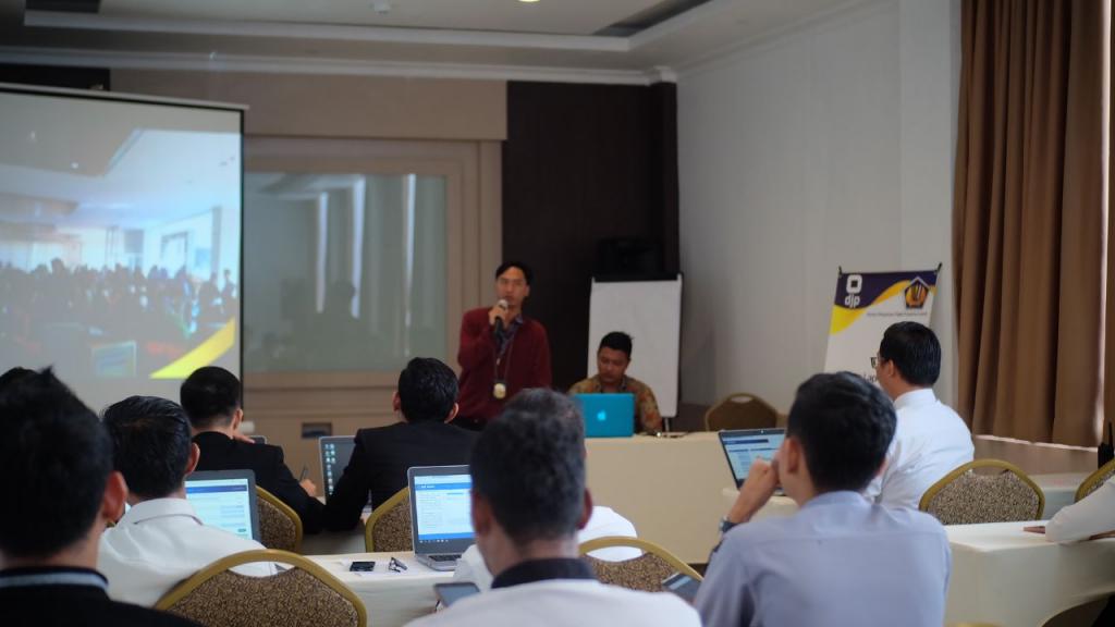 Petugas menjelaskan tentang tata cara pelaporan SPT Tahunan melalui e-filing