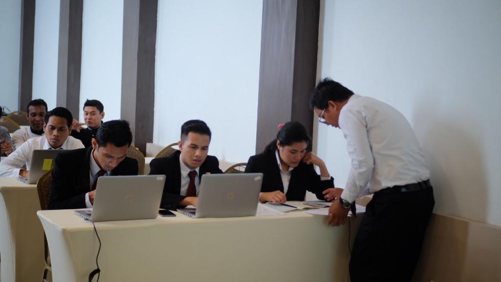 Para karyawan saling berbagi informasi dalam mengisi SPT Tahunan melalui e-filing