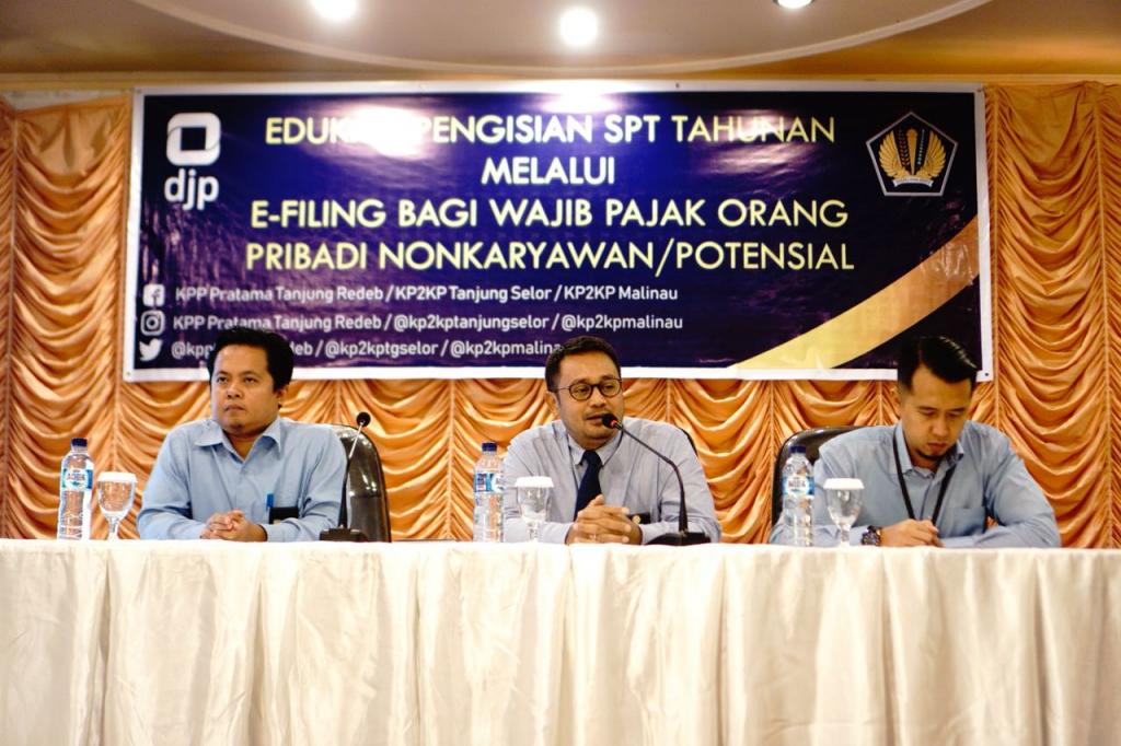 Pemateri menyampaikan materi