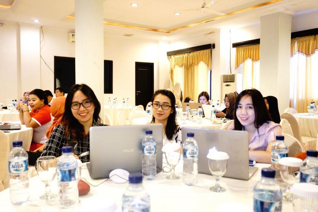 Peserta mendengarkan