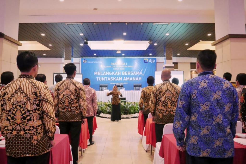 Peserta menyanyikan Lagu Indonesia Raya bersama-sama.