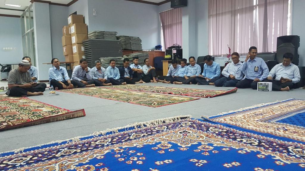 Pegawai mengikuti kajian dengan khidmat