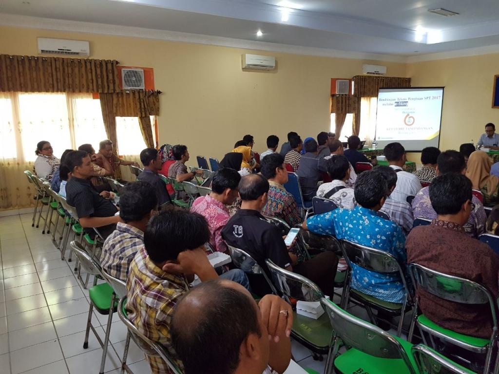 Peserta membuat efiling dengan handphone masing-masing