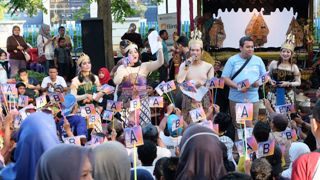 1. Pengunjung berlomba-lomba menjadi peserta Kuis Rangking 1 Spectaxcular dengan hadiah utama TV LED 32 inchi.