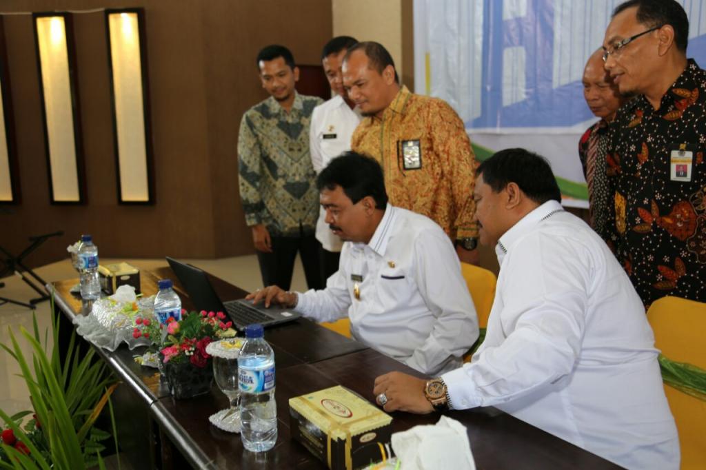 Wakil Bupati Labuhanbatu Utara, Dwi Prantara, saat mengakses laman www.djponline.pajak.go.id.