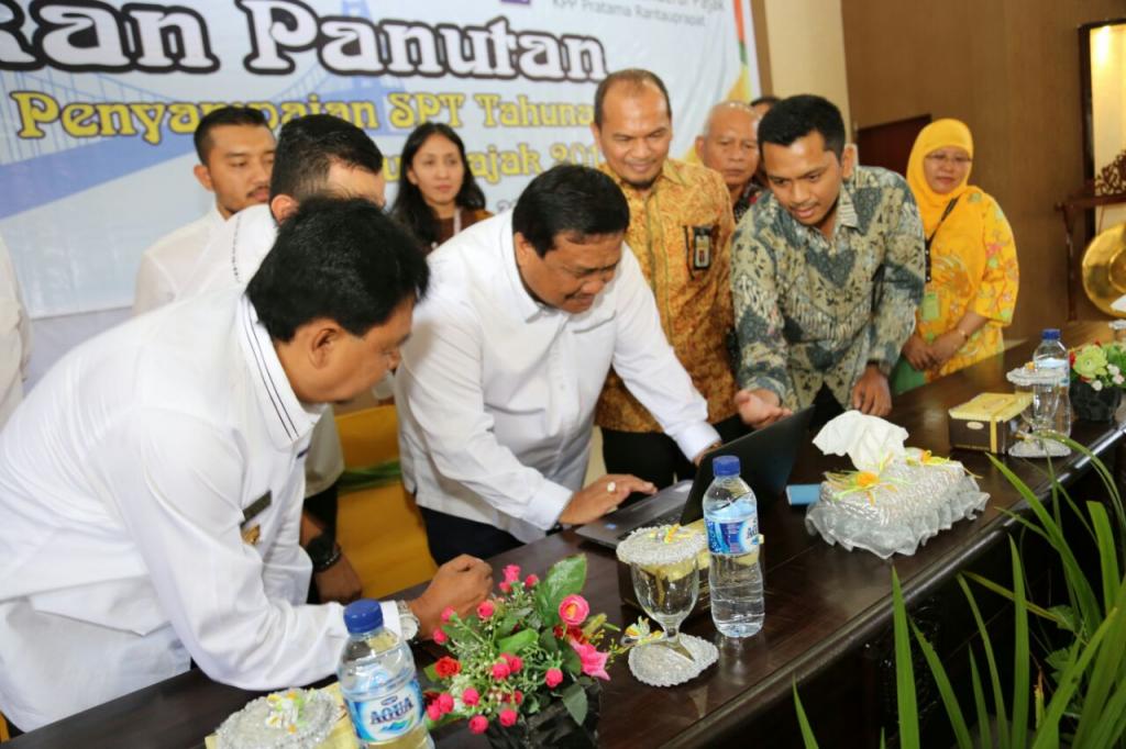 Bupati Labuhanbatu Utara, Kharuddin Syah, saat sedang mengisi e-filing