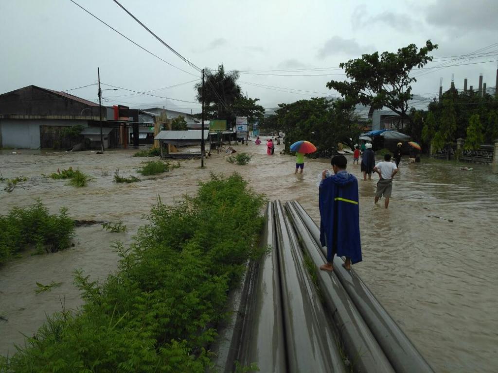 Suasana 500 meter dari kantor yang menyebabkan putusnya akses menuju GKN Mamuju.