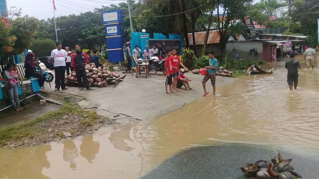 Suasana di depan GKN Mamuju sebelum genangan air meninggi.