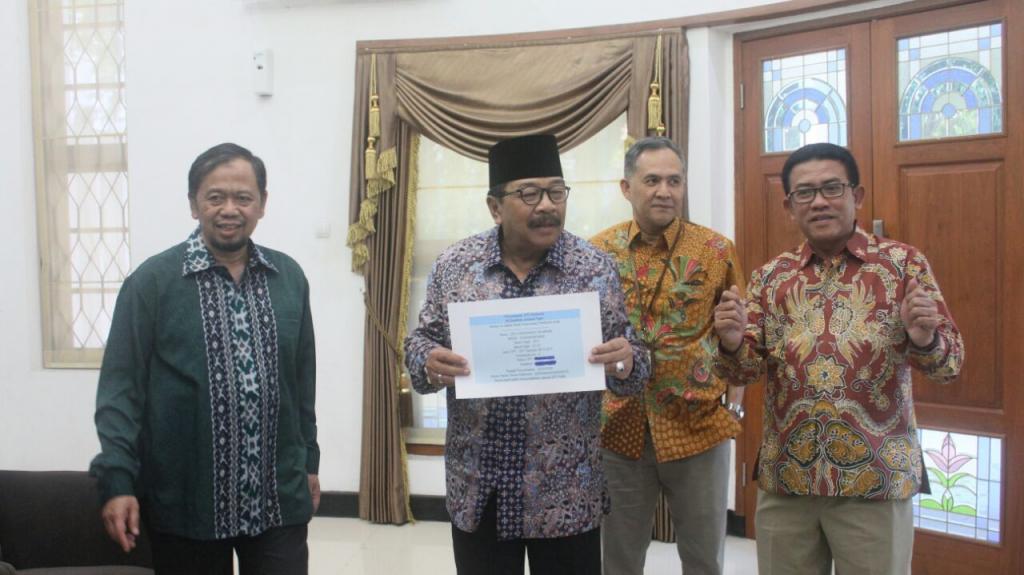 Gubernur Jawa Timur menunjukkan tanda terima SPT Tahunan PPh melalui e-filing