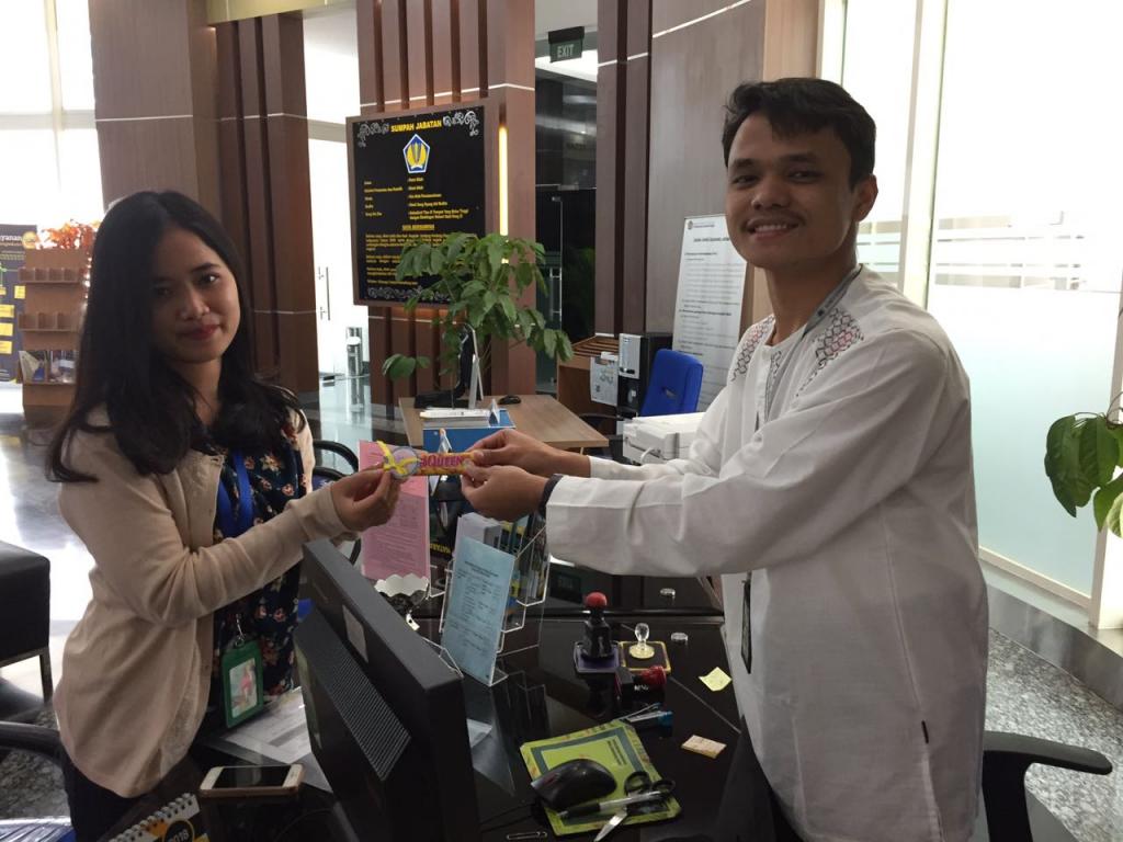 Menyambut hari Kartini, Kantor Pelayanan Pajak Perusahaan Masuk Bursa (KPP PMB) membagikan cokelat kepada wajib pajak wanita yang datang ke Tempat Pelayanan Terpadu (TPT) KPP PMB pada hari Jumat tanggal 20 April (Sabtu, 21/4)