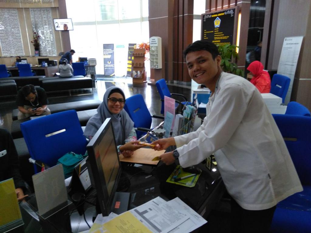 Menyambut hari Kartini, Kantor Pelayanan Pajak Perusahaan Masuk Bursa (KPP PMB) membagikan cokelat kepada wajib pajak wanita yang datang ke Tempat Pelayanan Terpadu (TPT) KPP PMB pada hari Jumat tanggal 20 April (Sabtu, 21/4)