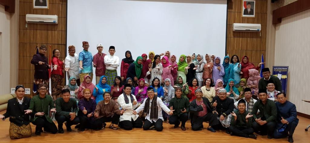 Foto bersama Kepala Kantor dan seluruh pegawai