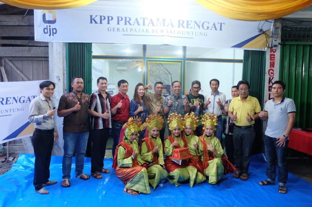 Foto bersama dengan wajib pajak yang hadir diacara peresmian