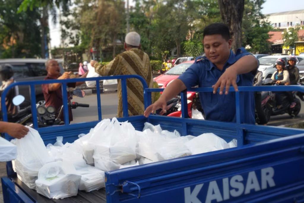 KPP Pratama Sidoarjo Utara bagi takjil untuk masyarakat Sidoarjo