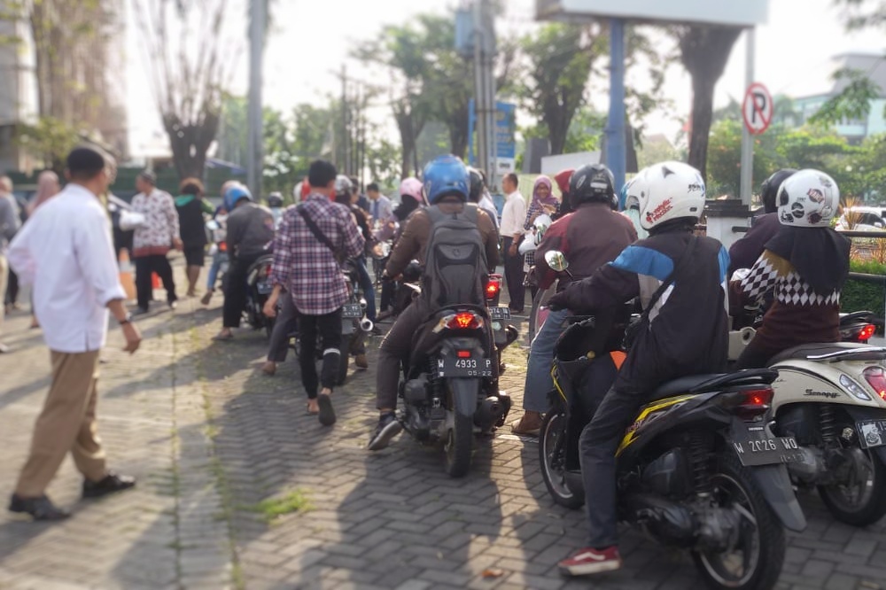 KPP Pratama Sidoarjo Utara bagi takjil untuk masyarakat Sidoarjo