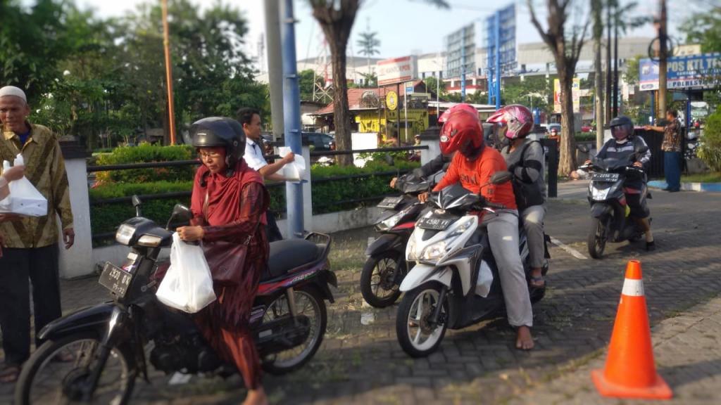KPP Pratama Sidoarjo Utara bagi takjil untuk masyarakat Sidoarjo