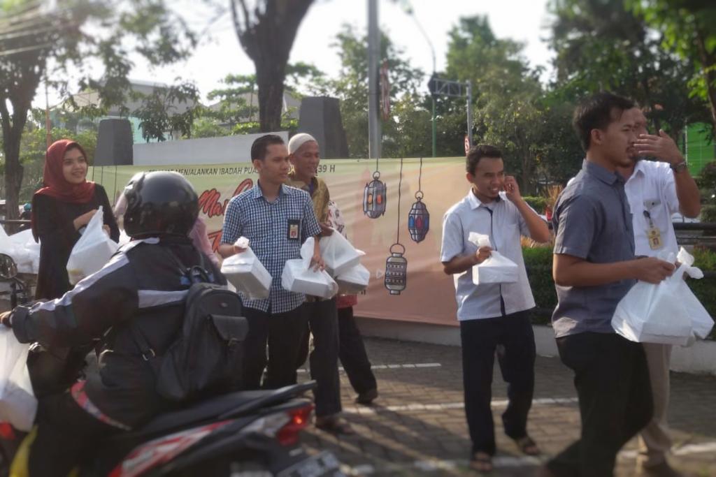 KPP Pratama Sidoarjo Utara bagi takjil untuk masyarakat Sidoarjo
