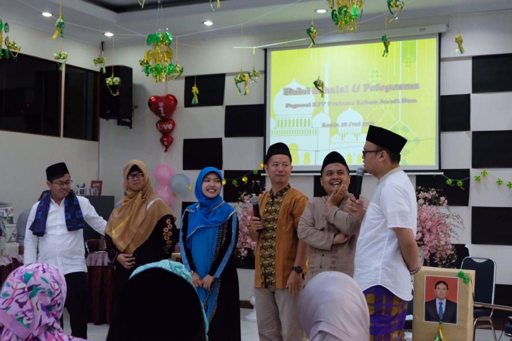 AR Seksi Pengawasan dan Konsultasi IV menyampaikan kesan dan pesan untuk Kepala Seksi Pengawasan dan Konsultasi IV, Siti WIdyawati dan Dian Khoirul Amin.