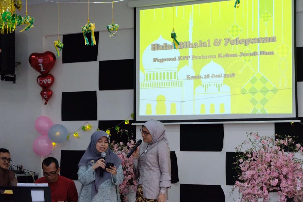 Kepala Seksi Pengawasan dan Konsultasi IV, Siti Widyawati bernyanyi bersama rekan seperjuangan Erni Rosana, Kepala Seksi Pengawasan dan Konsultasi II.