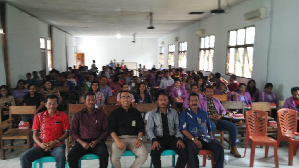 Ketua Yayasan Rumpun Lelemuku bersama Kepala KP2KP Saumlaki berfoto dengan latar belakang peserta TGTC