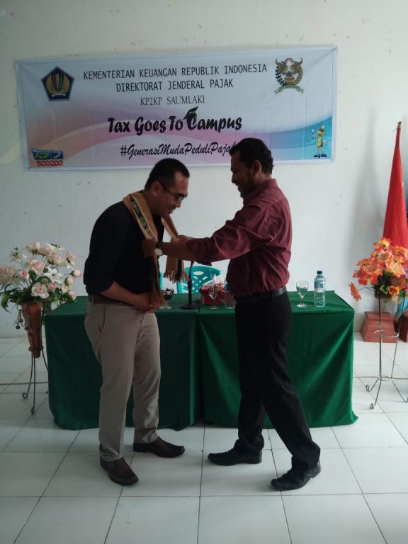 Kepala KP2KP Saumlaki mendapat kalungan Tenun Khas Tanimbar