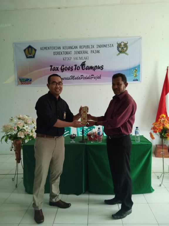 Kepala KP2KP menyerahkan plakat dan bingkisan kepada Ketua Yayasan rumpun Lelemuku