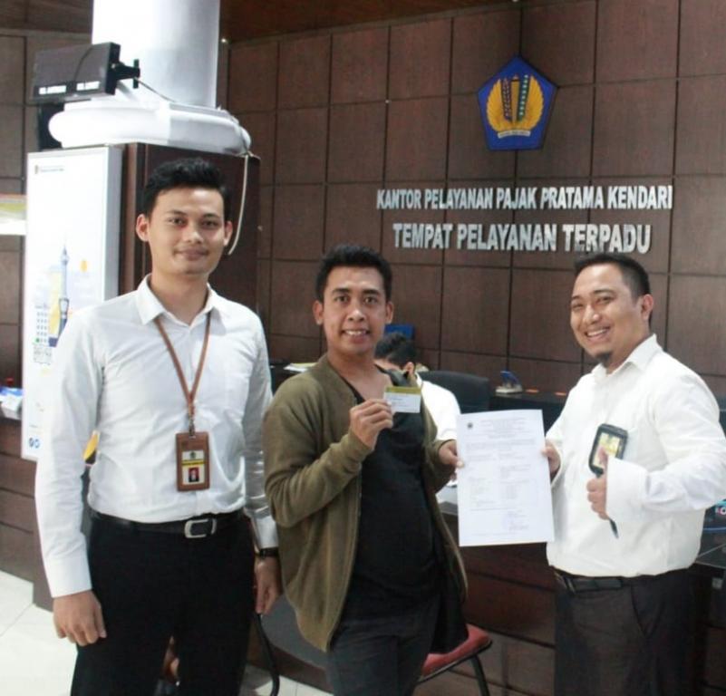 Mimi Peri Berpose Bersama NPWP Barunya