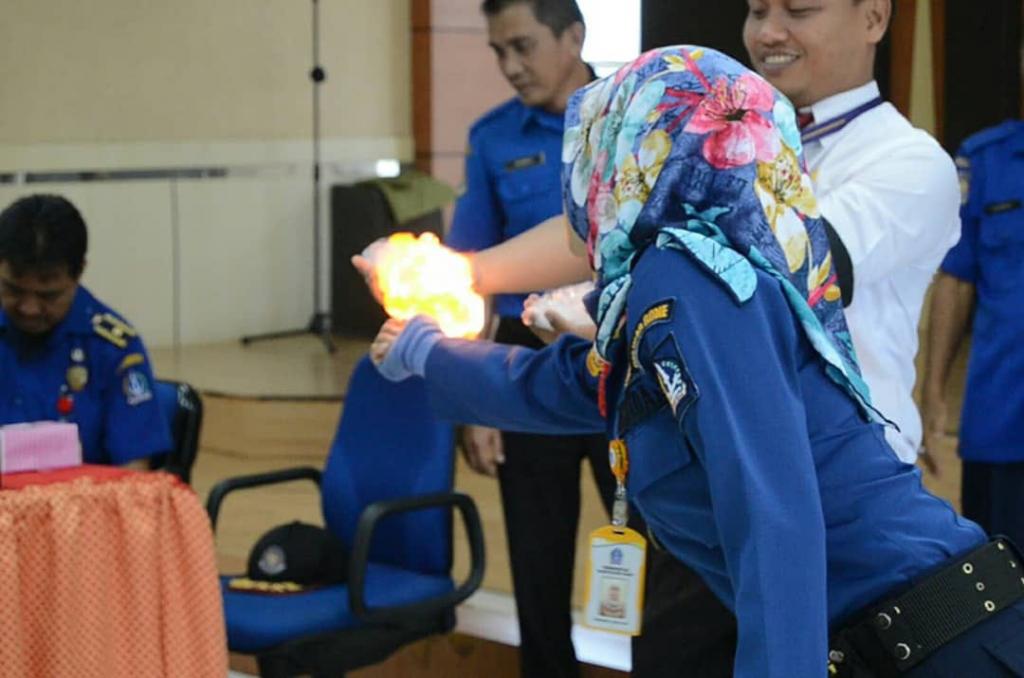 pemadam kebakaran mencontohkan cara menghadapi kepanikan pada api