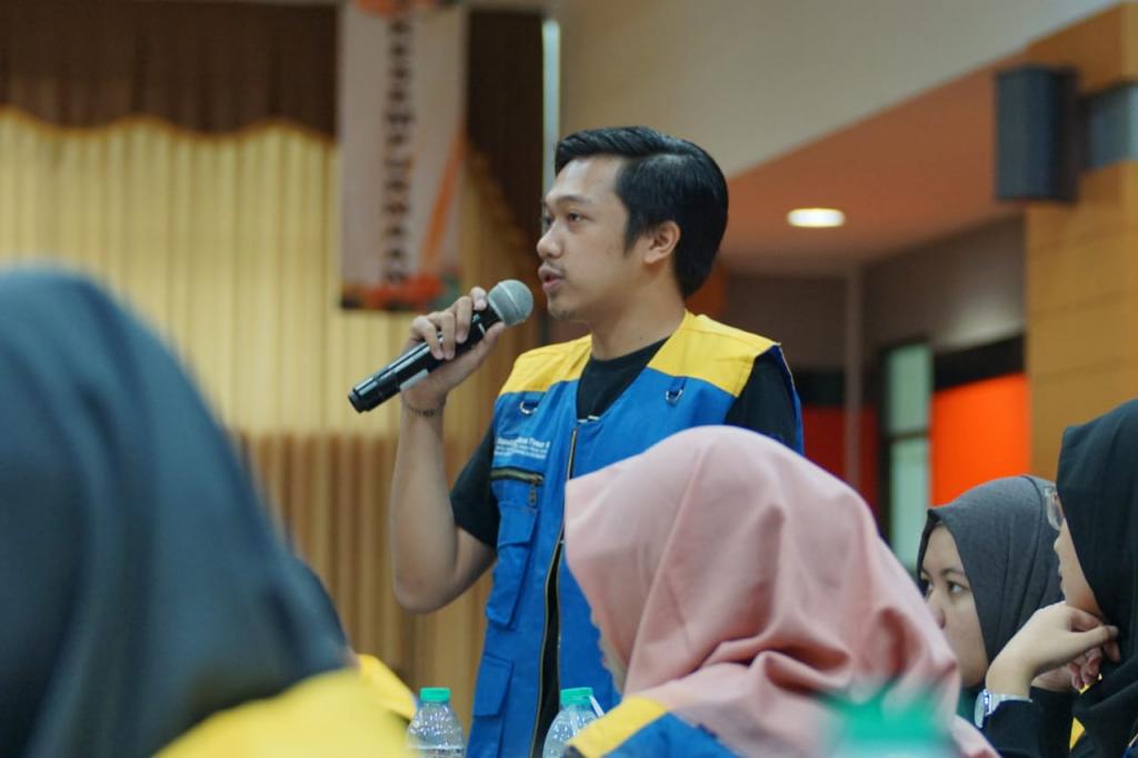 Seorang peserta Workshop yang bertanya