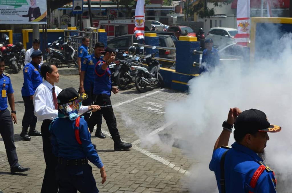 Kepala KPP Pratama Watampone mencoba memadamkan api menggunakan tabung APAR