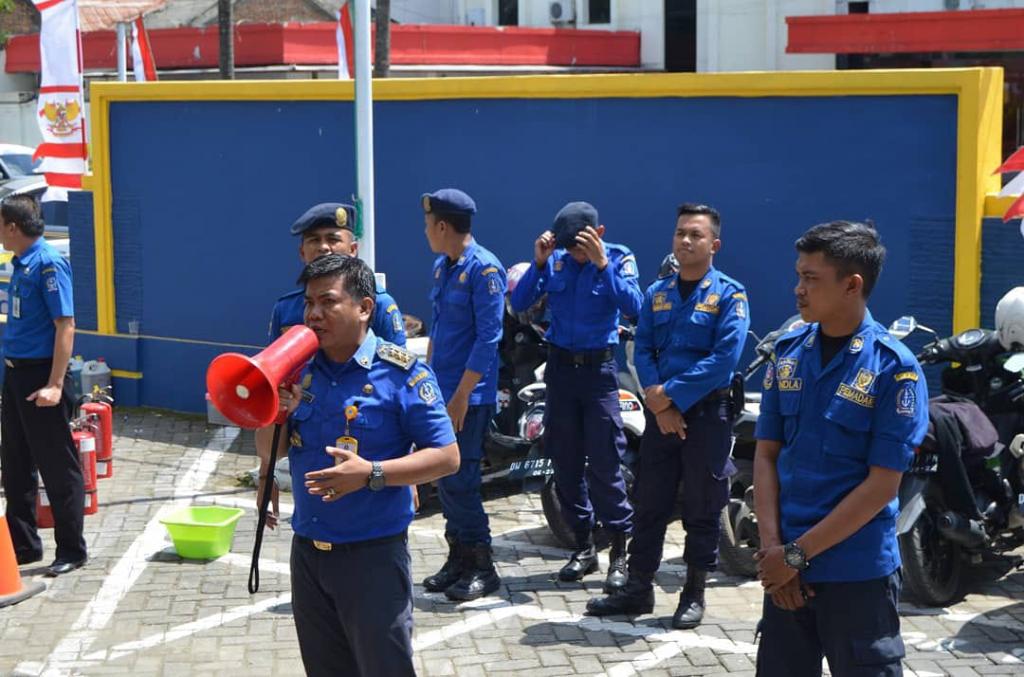 Petugas pemadam kebakaran menjelaskan cara pemadaman api